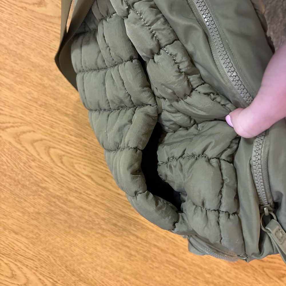 LAST CHANCE! Women's Olive Quilted Shoulder Bag - Picture 7 of 8